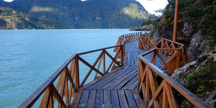 Minvu adapta programa para entregar más de un kilómetro de pasarelas en Caleta Tortel