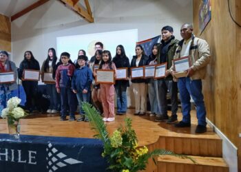 Entrega de becas de excelencia AquaChile – Municipalidad de Guaitecas