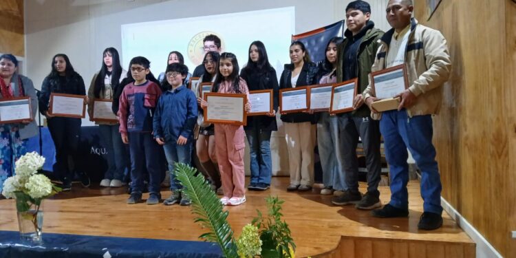 Entrega de becas de excelencia AquaChile – Municipalidad de Guaitecas