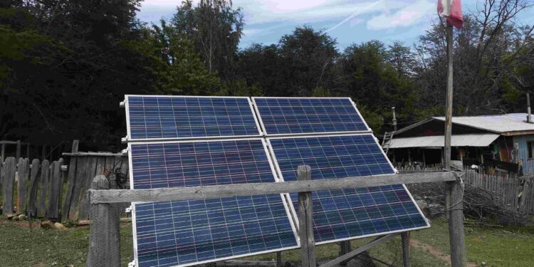 Concejal de Cochrane Denuncia Demora en Reposición de Sistemas Fotovoltaicos para Familias Rurales