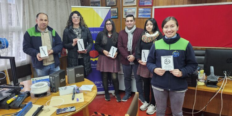 Empresa aysenina contribuye con profesor para dotar de lápices 3D al Liceo Politécnico