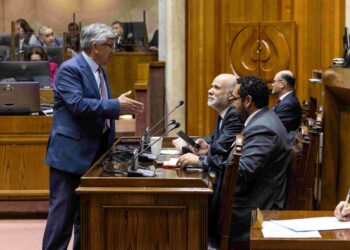 Sandoval insiste en urgencia de resolver falta de becas Patagonia
