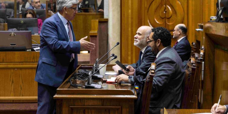 Sandoval insiste en urgencia de resolver falta de becas Patagonia