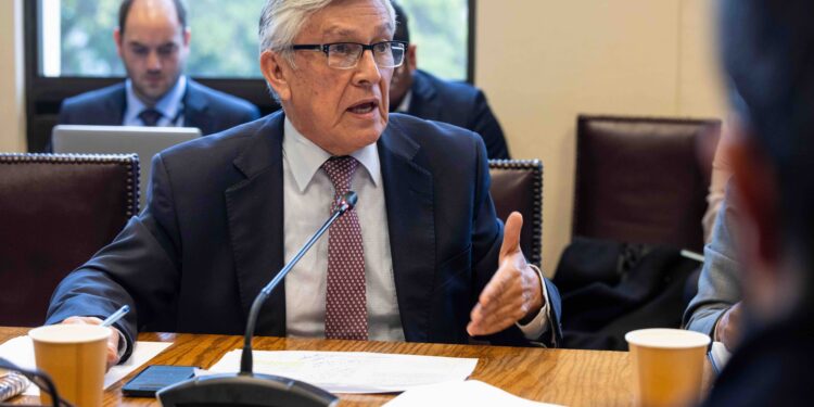 Senador Sandoval presiona al Gobierno para agilizar la Beca Patagonia en Aysén