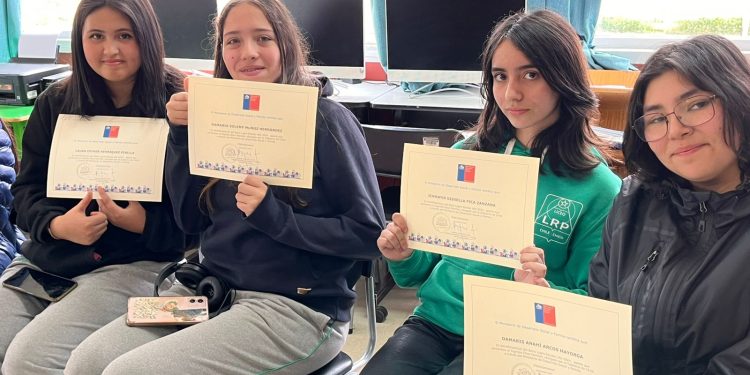 Reconocimiento a estudiantes de Aysén que alcanzaron el Bono Logro Escolar