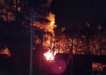 Incendio afectó a hotel en Puerto Berthrand: Bomberos trabaja en el lugar