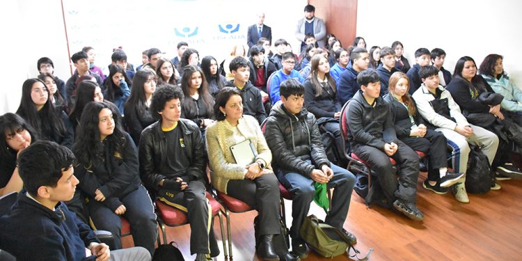 Estudiantes de Coyhaique participan en segunda sesión del programa «Monitores Antidrogas» de la Fiscalía