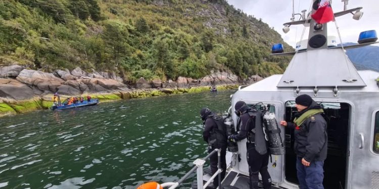 Tragedia en el Fiordo de Aysén: Hallan Embarcación Volcada un Cuerpo sin Vida y otro extraviado.