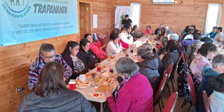 Adultos Mayores de Aysén Celebran la Primavera con Bingos Recreativos y Música en Vivo