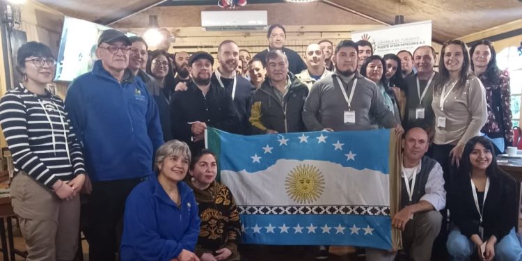 Puerto Aysén y Sarmiento Firman Acuerdo Binacional de Turismo