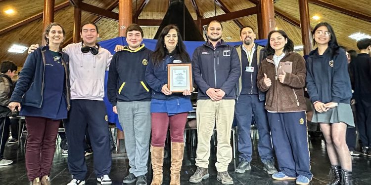 Colegio Santa Teresa de los Andes de Puerto Aysén recibe reconocimiento por mejor proyecto ambiental en Aysén