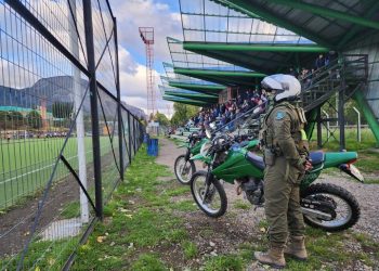 Joven de 17 años, imputado de homicidio frustrado, fue entregado por su madre a Carabineros.