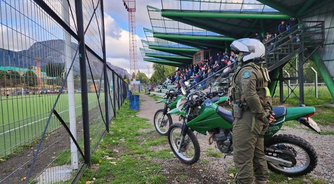 Joven de 17 años, imputado de homicidio frustrado, fue entregado por su madre a Carabineros.