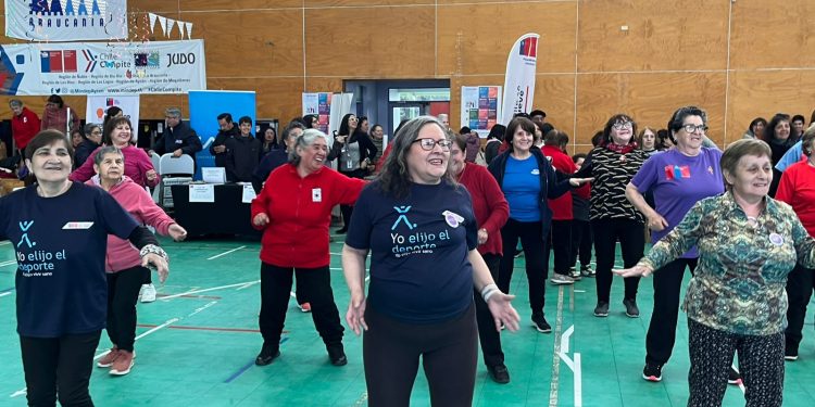 Jornada Deportiva y Cultural Reúne a Más de 100 Personas Mayores en Coyhaique