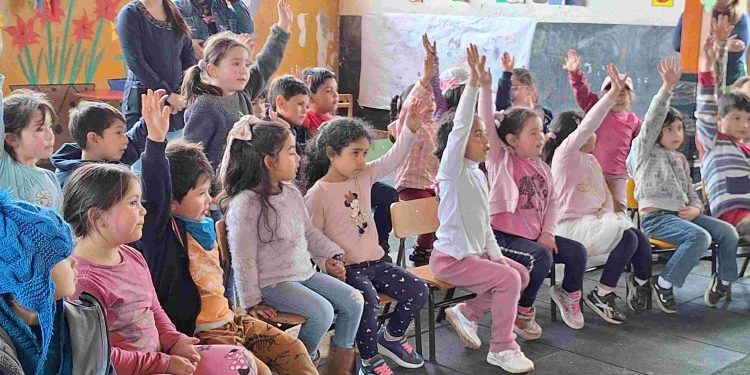 Niños Lideran la Prevención de la Hidatidosis en Aysén a través del Teatro
