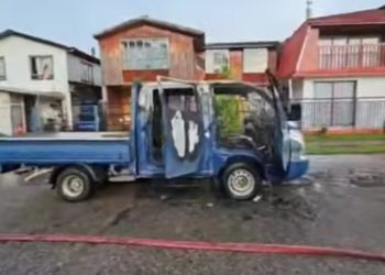 El incendio de un camión y el desbarrancamiento de un vehículo movilizó a bomberos de Puerto Aysén