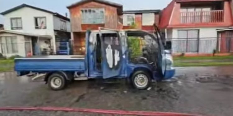 El incendio de un camión y el desbarrancamiento de un vehículo movilizó a bomberos de Puerto Aysén