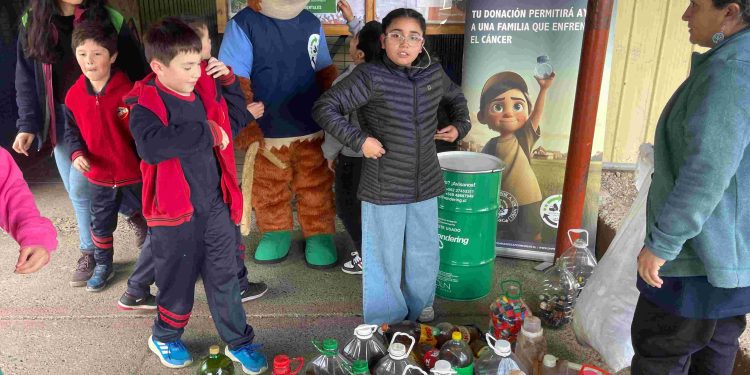 Colegio Sagrada Familia y Empresas Bahamonde se unen por el reciclaje y reúnen 130 litros de aceite vegetal usado