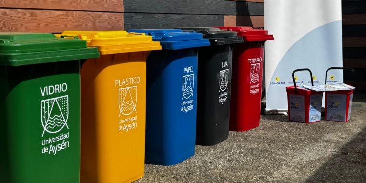 Edelaysen y Universidad de Aysén generan alianza para reciclaje de pilas en Coyhaique