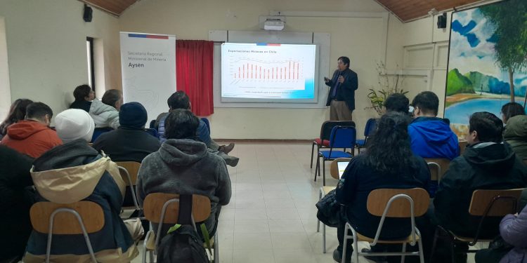 Charla sobre Royalty Minero a estudiantes de CFT Estatal de Aysén