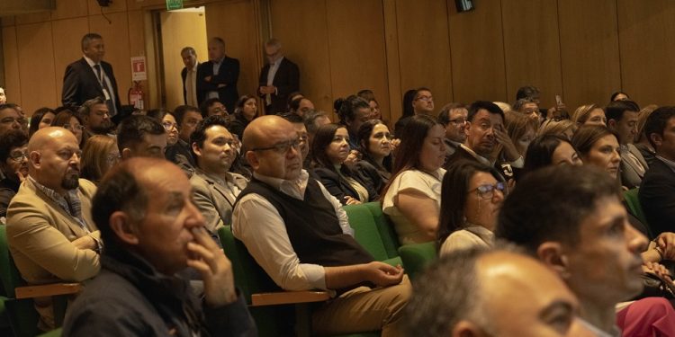 Autoridades y Expertos Debaten sobre Aportes y Retos de las Cooperativas en Chile