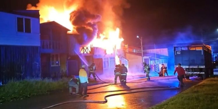 Tragedia en Puerto Aysén: Incendio Deja Dos Fallecidos en la Madrugada