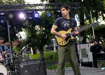 Álex Anwandter Encanta a Coyhaique con un Espectáculo en la Plaza de Armas