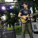 Álex Anwandter Encanta a Coyhaique con un Espectáculo en la Plaza de Armas
