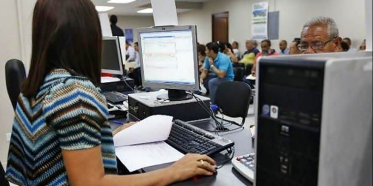 En medio de restricciones presupuestarias Gobierno llega a acuerdo de reajuste salarial y beneficios para el empleados públicos