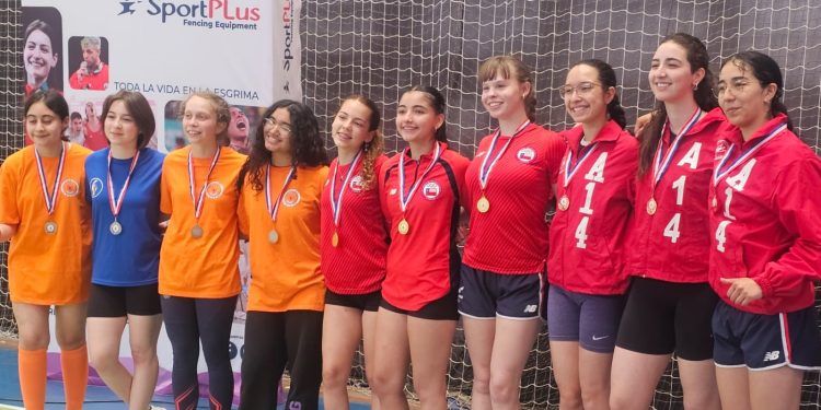 Deportistas de Aysén Destacan en el Campeonato Nacional de Esgrima con 15 Medallas y Dos Títulos Nacionales
