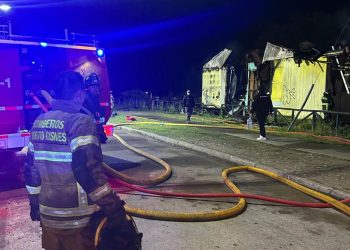 Incendio destruye antigua escuela Guido Gómez en Puerto Cisnes