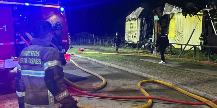 Incendio destruye antigua escuela Guido Gómez en Puerto Cisnes