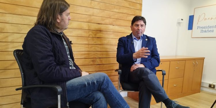 Martínez, el alcalde de Aysén: Entre la deuda millonaria y el sueño turístico