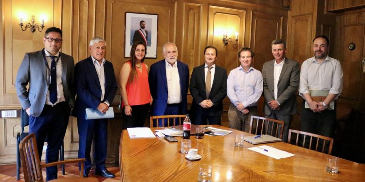 Senador Sandoval se reunió con ministro de Vivienda junto a emprendedores locales para analizar alternativas que permitan mejorar aislación térmica de viviendas en la región