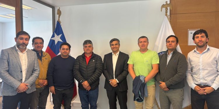 Gobernador de Aysén y AGRUPAYSÉN acuerdan agenda conjunta para potenciar el sector acuícola regional
