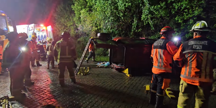 Accidente vehicular en la ruta Aysén-Coyhaique deja cinco lesionados uno de ellos atrapado en el móvil que conducía