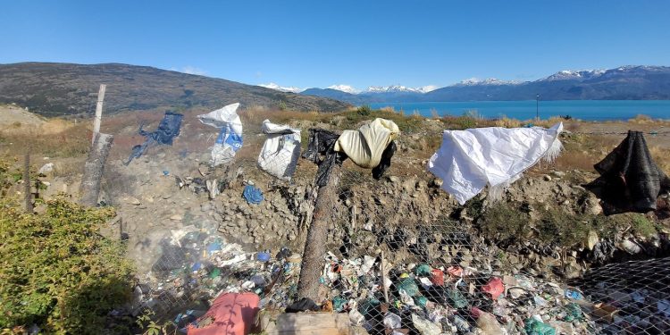Organizaciones locales exigen participación ciudadana ante proyecto de manejo de residuos en Puerto Bertrand