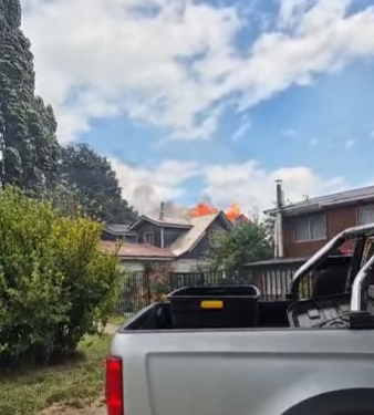 Actualización: Incendio forestal en sector Los Chochos de Coyhaique continúa en combate y provoca evacuaciones de vecinos afectados