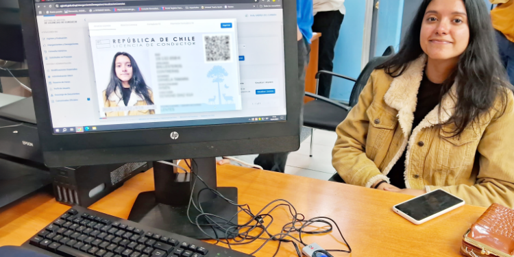 En Puerto Aysén emiten la primera licencia de conducir digital de Chile