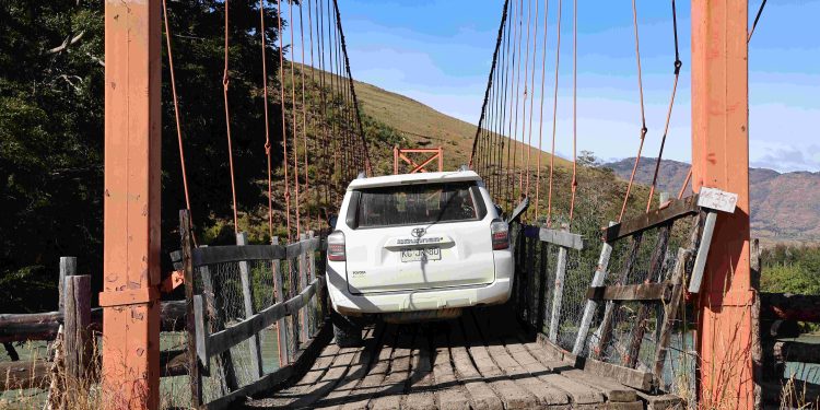 Cochrane alerta sobre el deterioro de la pasarela El Salto: piden puente mecano para garantizar seguridad