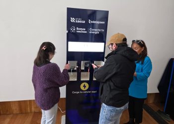 Edelaysen instala tótem de recarga gratuita para celulares en el Museo Regional de Aysén