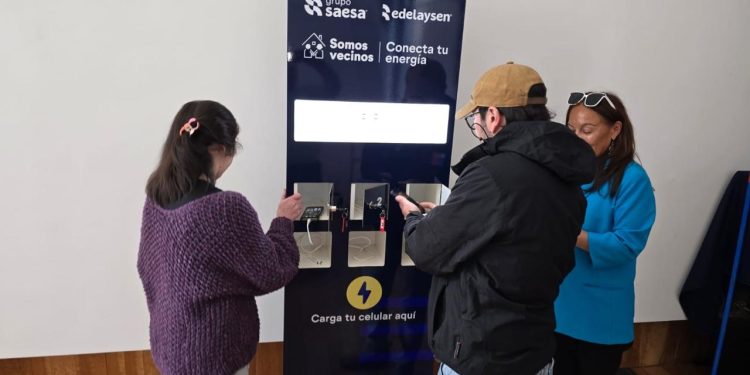 Edelaysen instala tótem de recarga gratuita para celulares en el Museo Regional de Aysén