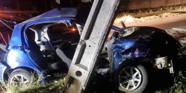 Accidente en Coyhaique deja tres personas lesionadas tras choque con poste de tendido eléctrico
