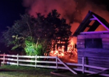 Incendio destruyó quincho del ex alcalde Julio Uribe en Puerto Aysén: No hubo lesionados