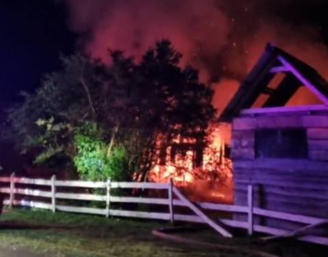 Incendio destruyó quincho del ex alcalde Julio Uribe en Puerto Aysén: No hubo lesionados