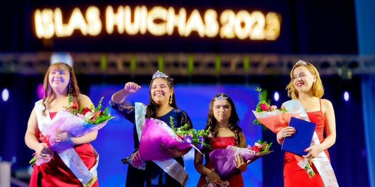 Bárbara Chávez es coronada Reina de Isla Las Huichas 2025