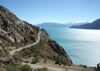 Turista norteamericano fallece tras accidente en moto en ruta entre Chile Chico y Puerto Guadal