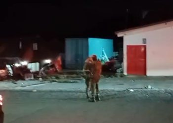 Conductor se vuelca tras chocar contra portón y cerco perimetral en calle Bilbao de Coyhaique