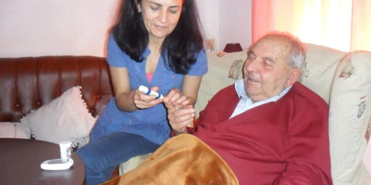 FOSIS y AIEP lanzan curso gratuito para cuidadores de adultos mayores en Aysén