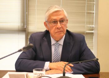 Senador Sandoval lamentó que ministros del MOP y Transportes hayan declinado asistir a comisión de Zonas Extremas